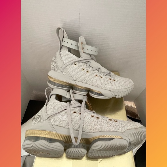 Levaron XVI Limited edition with lion relief womens kicks - Picture 7 of 12